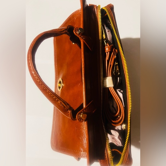 31 x W12 x H16.5cm
BagType - Shoulder
Material- High-definition oil wax leather - Picture 4 of 4